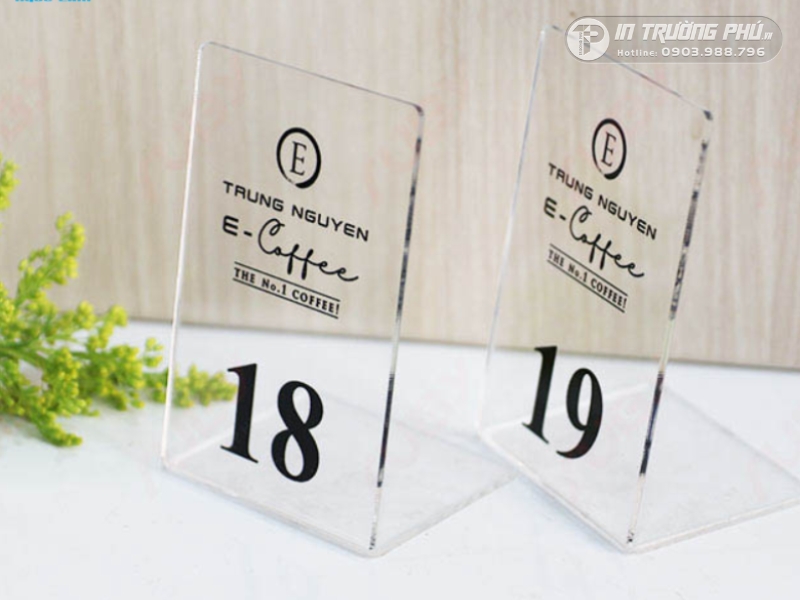 Biển số b&agrave;n mica d&ugrave;ng ở qu&aacute;n cafe