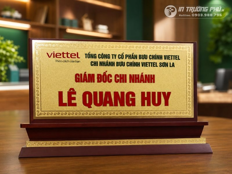 Biển t&ecirc;n gi&aacute;m đốc