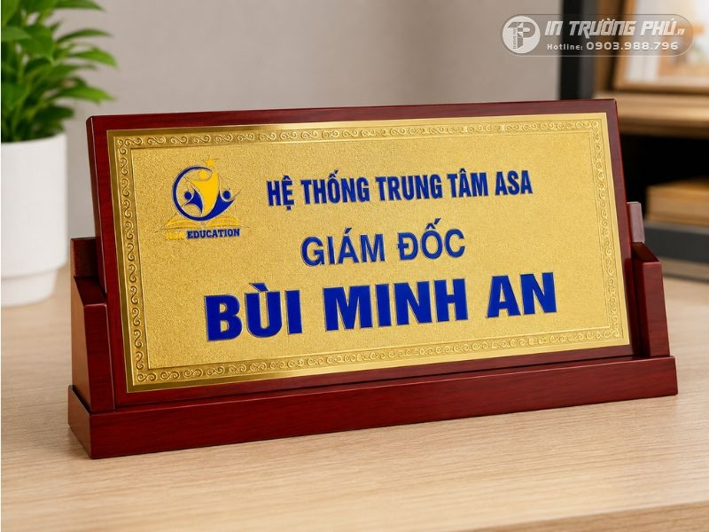 Biển t&ecirc;n gi&aacute;m đốc