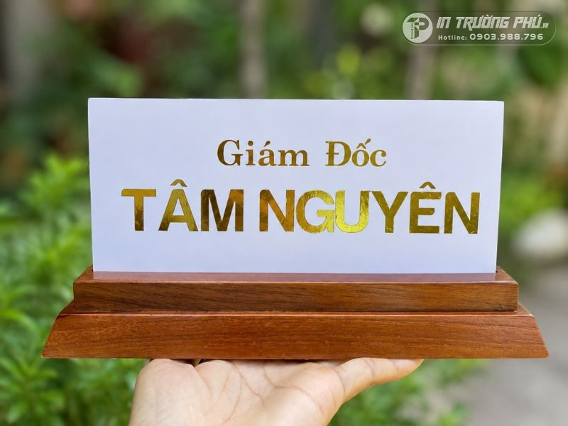 Biển t&ecirc;n gi&aacute;m đốc