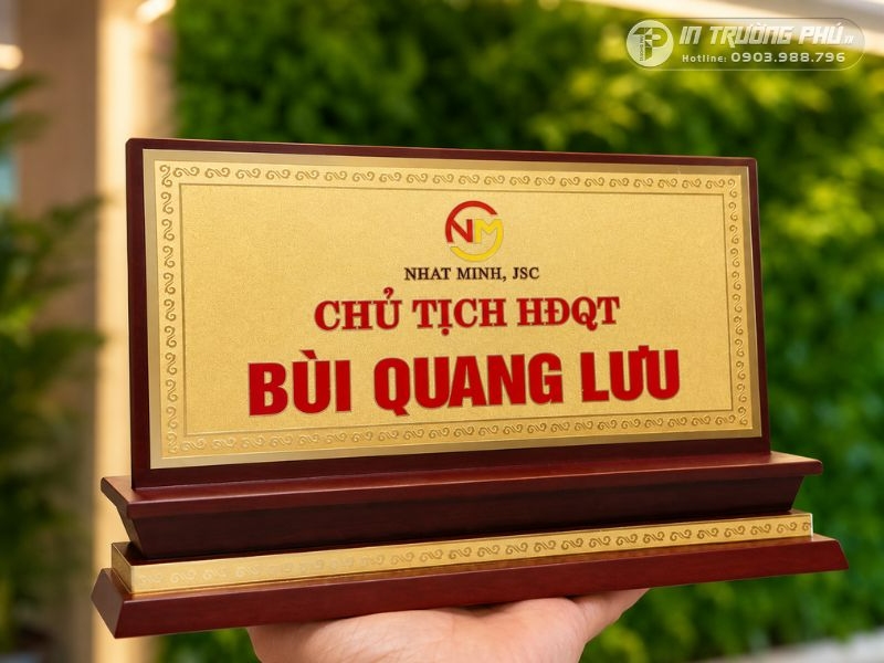 Biển t&ecirc;n gi&aacute;m đốc