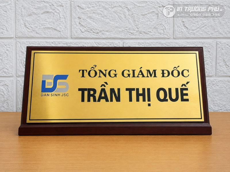 Biển t&ecirc;n gi&aacute;m đốc