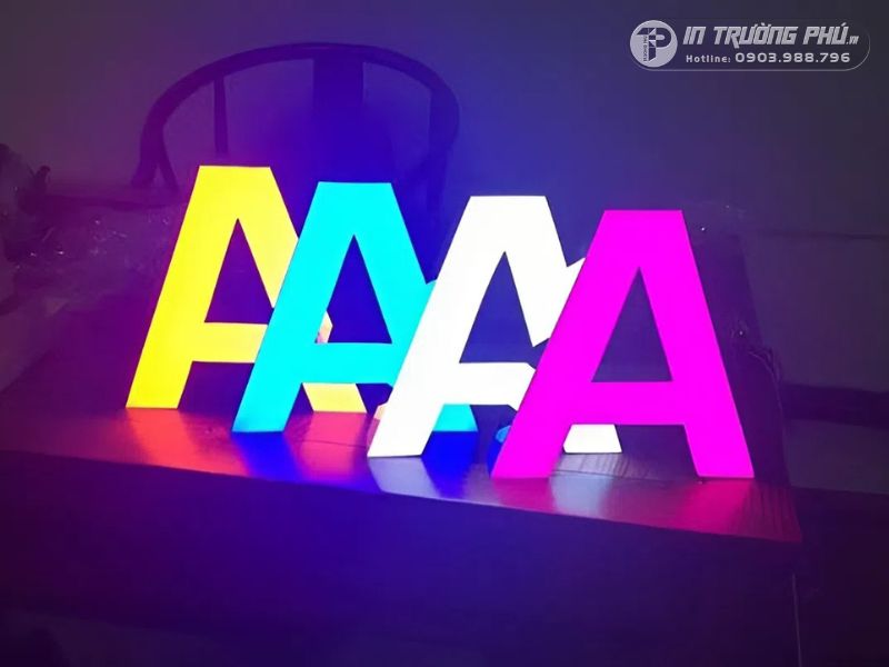 Chữ nổi mica LED s&aacute;ng mặt
