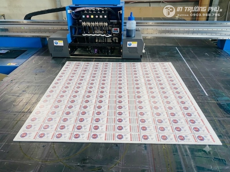 M&aacute;y in kỹ thuật số sản xuất tem bảo h&agrave;nh tại xưởng In Trường Ph&uacute;