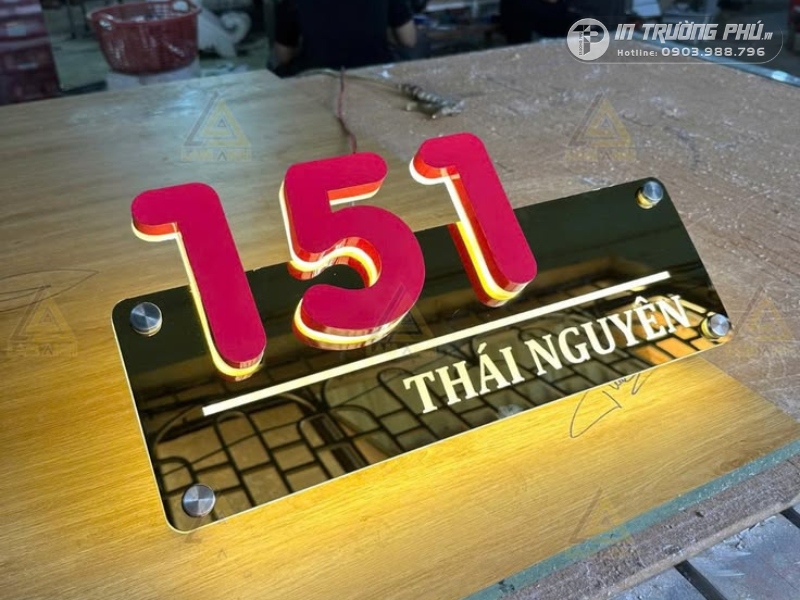 Biển số nh&agrave; ph&aacute;t s&aacute;ng