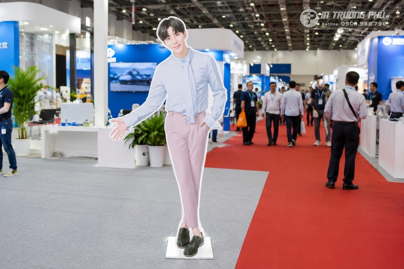 Standee h&igrave;nh người