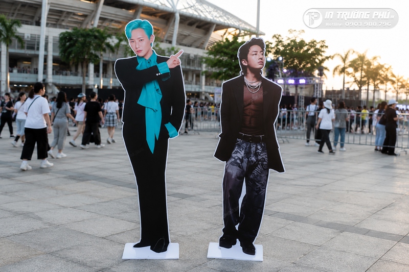 Standee h&igrave;nh người