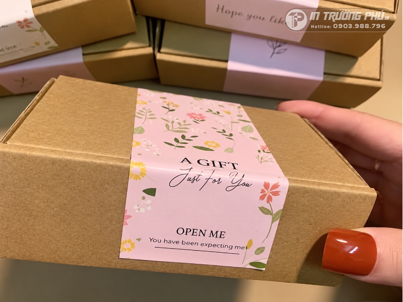 Mẫu thực tế của tem d&aacute;n nắp hộp qu&agrave;