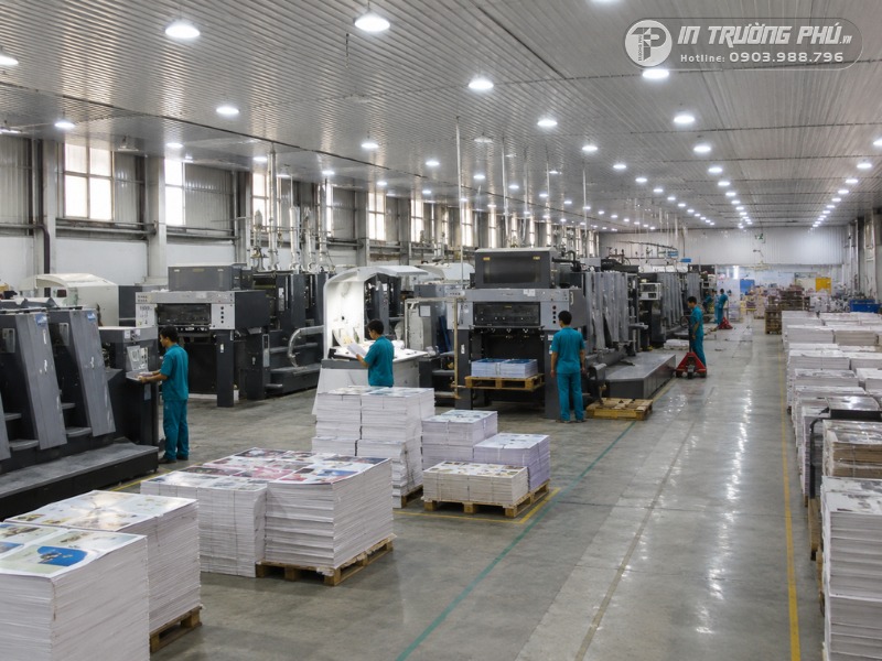Kh&ocirc;ng gian sản xuất được In Trường Ph&uacute; đầu tư đồng bộ, chủ động to&agrave;n bộ kh&acirc;u in ấn