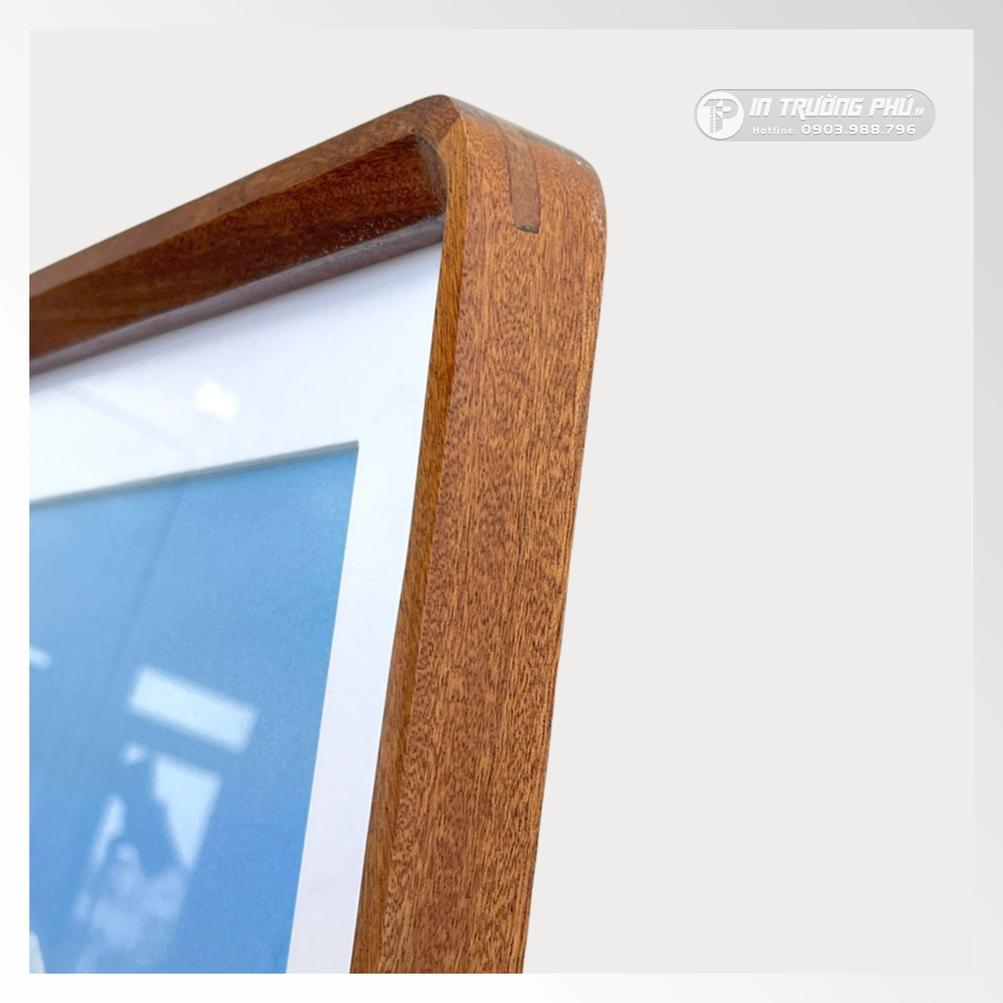 Ảnh Phóng Khung Gỗ Walnut Bo Tròn Viền Trắng In 4k